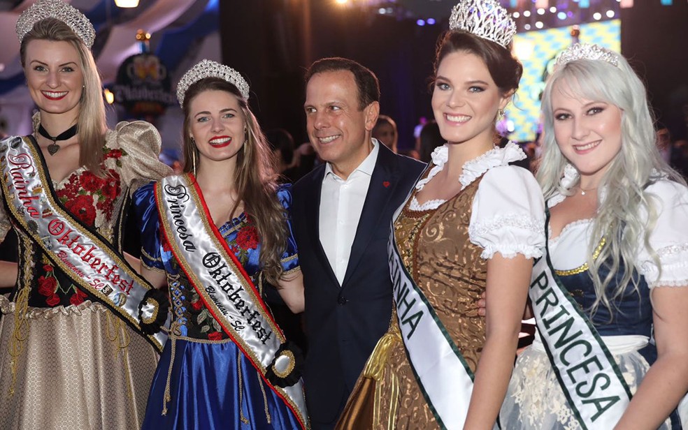 João Doria (PSDB) posa com as rainhas e princesas das Oktoberfests de Blumenau e de São Paulo (Foto: Celso Tavares/G1)