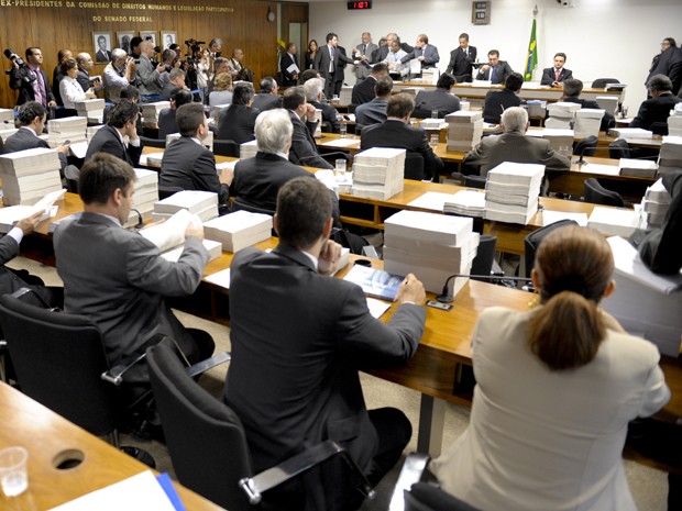 Parlamentares durante sessão de votação do relatório final da CPI do Cachoeira (Foto: Marcos Oliveira / Agência Senado)