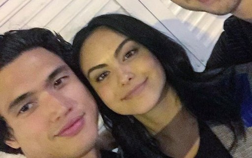 Atriz Filha De Brasileiros Termina Namoro De Um Ano E Meio Com Colega De Serie Monet Celebridades