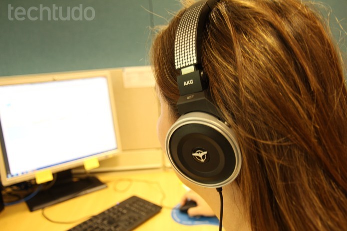 Ajuste o posicionamento do fone de ouvido para o som fluir da melhor forma (Foto: Luciana Maline/TechTudo)