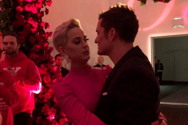 A cantora Katy Perry abraçada ao ator Orlando Bloom durante uma festa de Valentine's Day (Foto: Instagram)