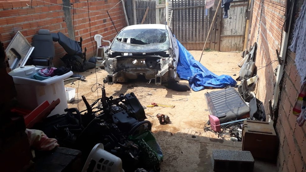 Desmanche foi encontrado no bairro Rio Acima, em Suzano — Foto: Polícia Militar/Suzano