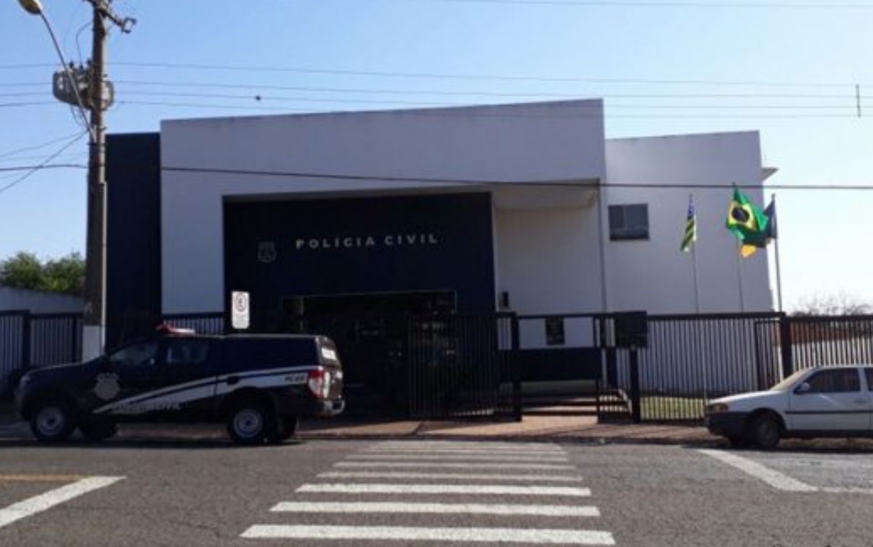Mulher é presa suspeita de injúria racial após chamar atendente de 'neguinha' ao ser advertida para não furar fila, em Jataí 