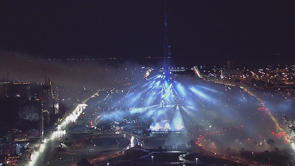 Iluminação de Natal na Torre de TV de Brasília — Foto: TV Globo/Reprodução