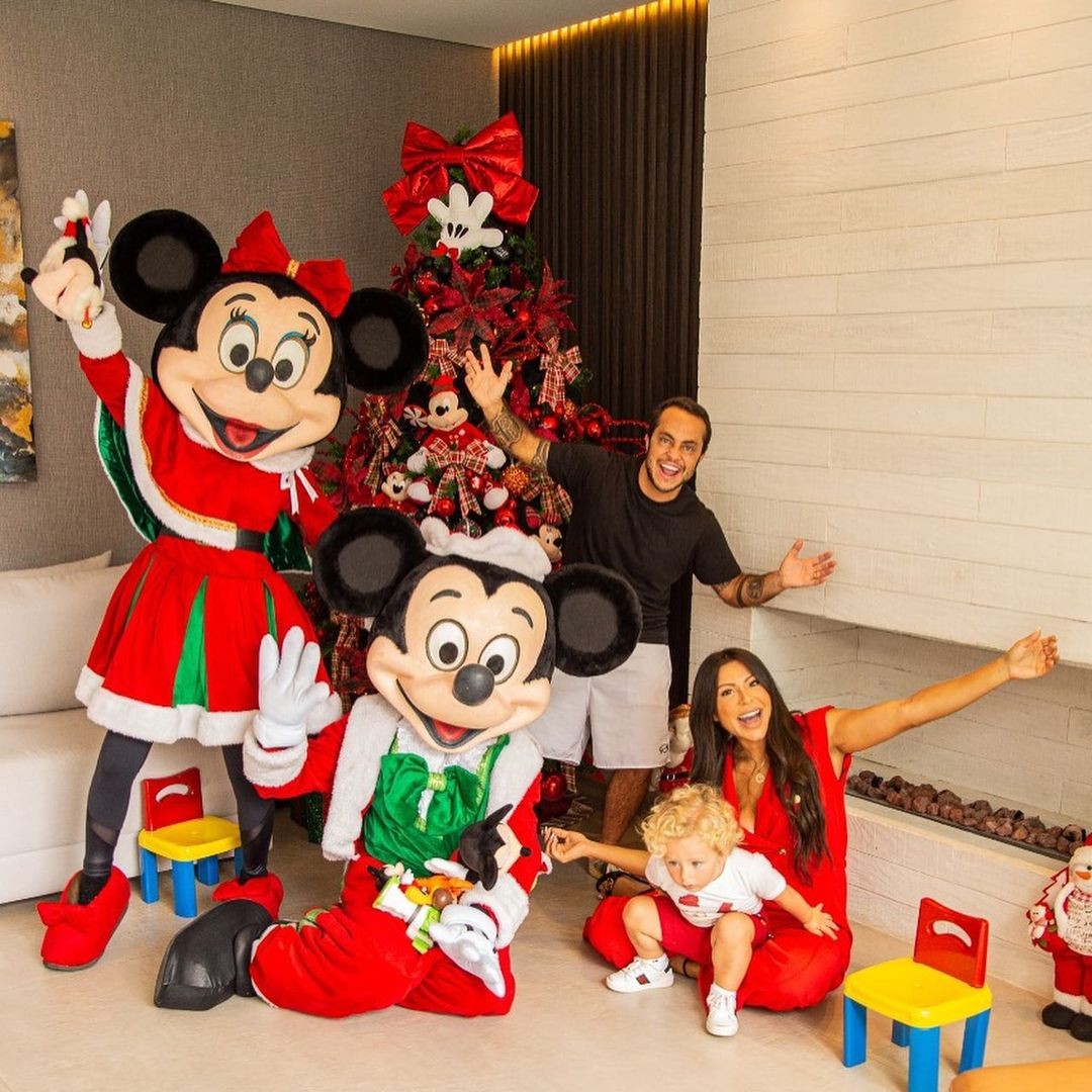 Thammy Miranda posa ao lado de Andressa e do filho, Bento, em clima natalino (Foto: Reprodução / Instagram)
