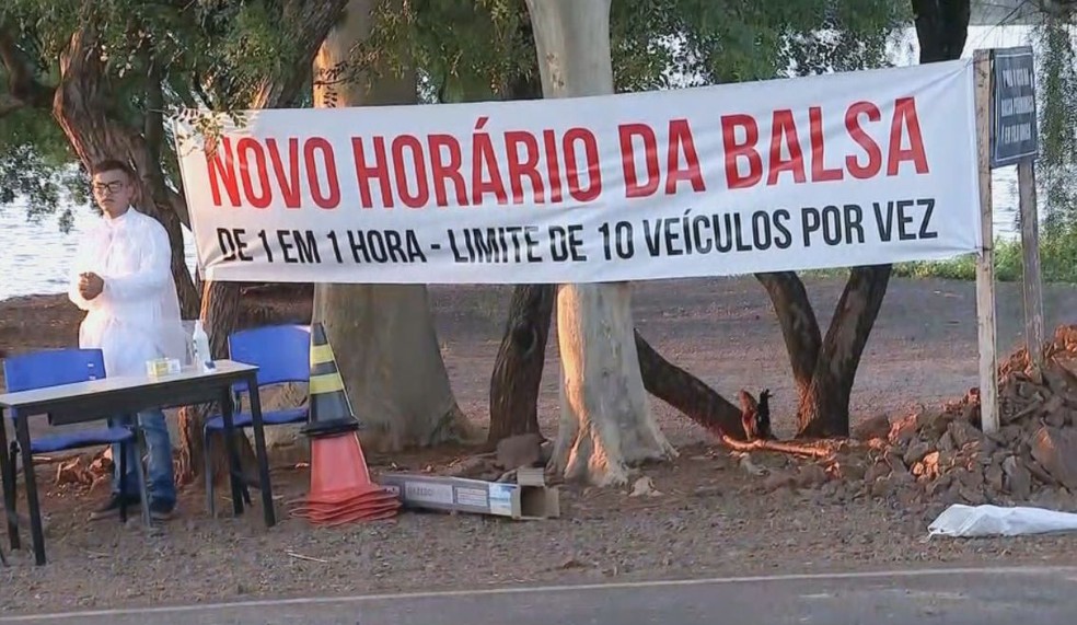 Balsa funciona em novo horário e com restrição do número de carros em Boraceia — Foto: TV TEM/ Reprodução 