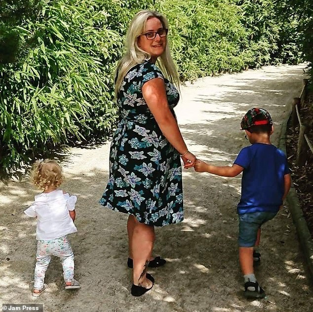 Mãe usa pulseira com trava de segurança nos filhos  (Foto: Reprodução: Daily Mail )