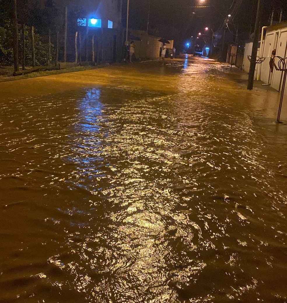 Alagamentos foram registrados em vários pontos de Catuji — Foto: Redes Sociais