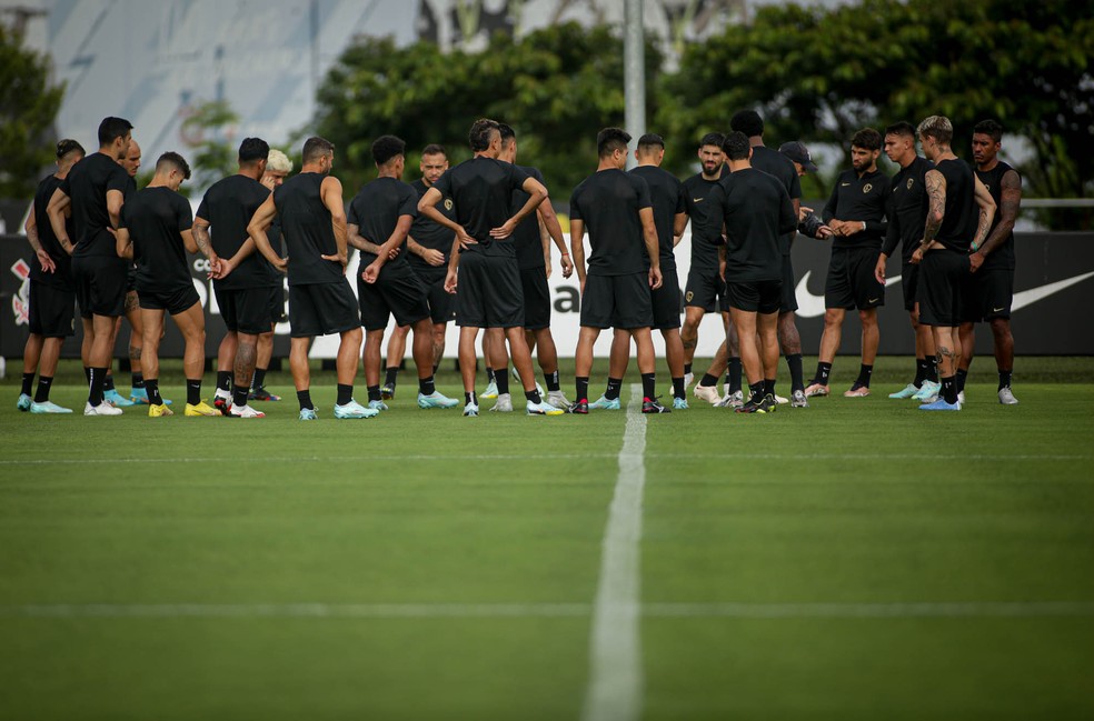 Promoção de garotos, novo meia e quatro saídas: o que falta para o Corinthians fechar o elenco