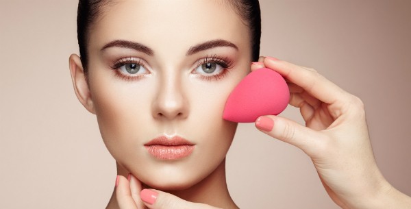 Makeup artist recomenda usar uma esponja para aplicar pó translúcido sobre o corretivo (Foto: Thinkstock)