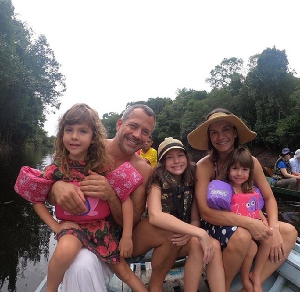 Malvino Salvador posa com a esposa e as filhas   — Foto: Reprodução/Instagram