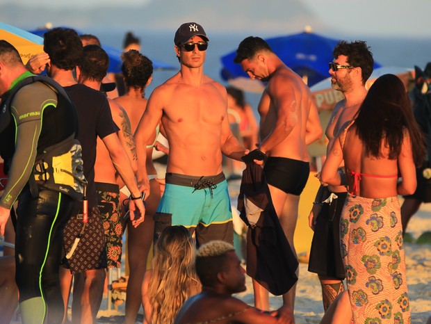 André Resende curte praia com amigos (Foto: Fabricio Pioyani/AgNews)