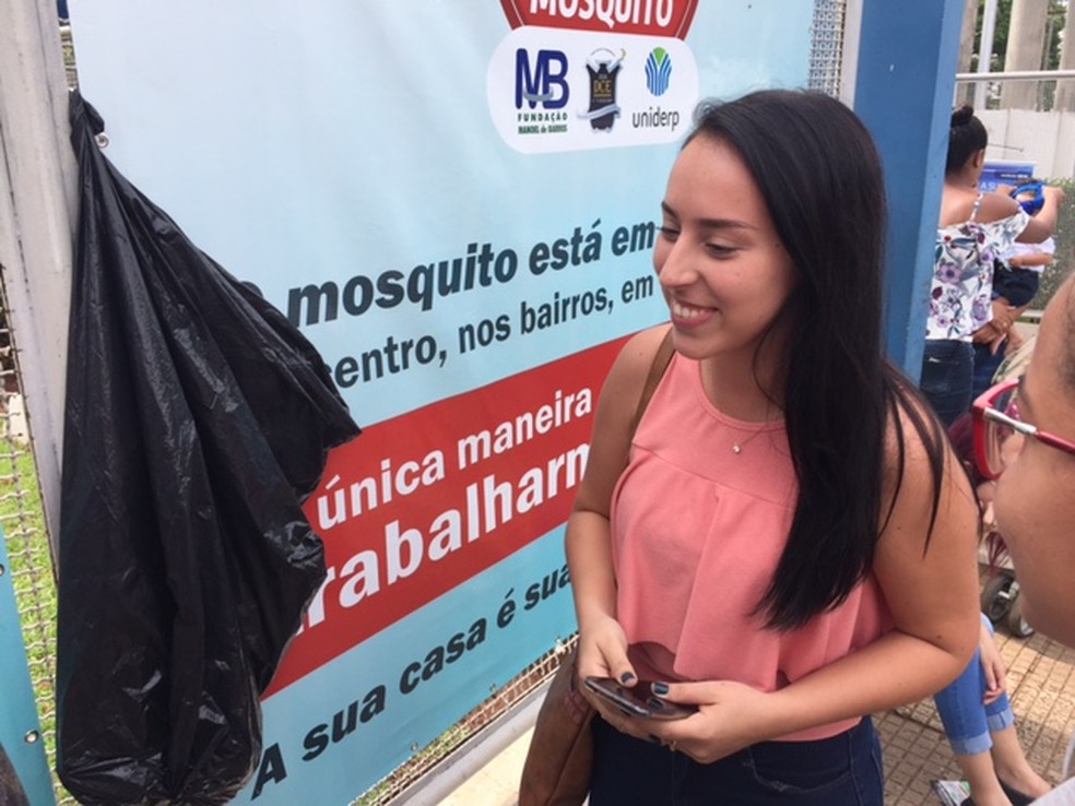 Estudante conversou com colegas na saída sobre tema da redação (Foto: Graziela Rezende/G1 MS)