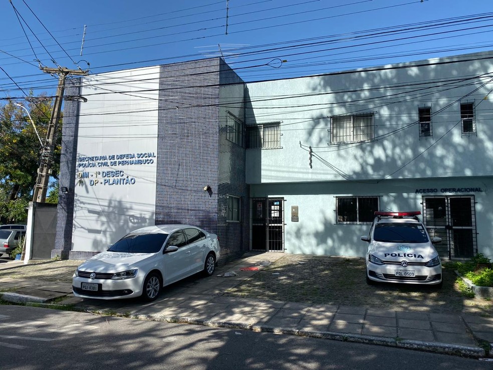 Funcionário de prédio de onde menino caiu compareceu à Delegacia de Santo Amaro, localizada na região central do Recife — Foto: Marina Meireles/G1