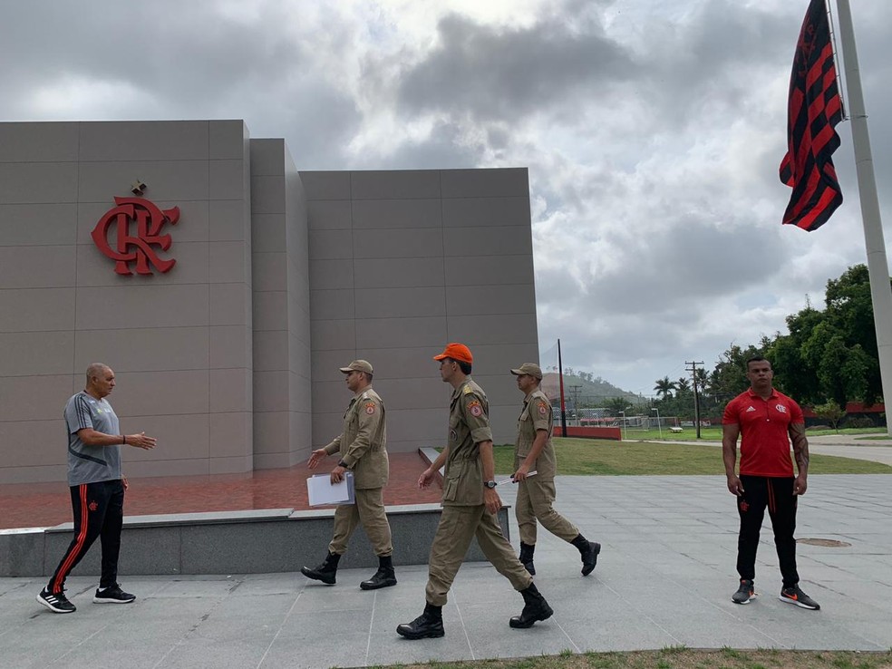 Bombeiros chegaram ao Ninho do Urubu para vistoria antes das 10h — Foto: Fernanda Rouvenat/ G1