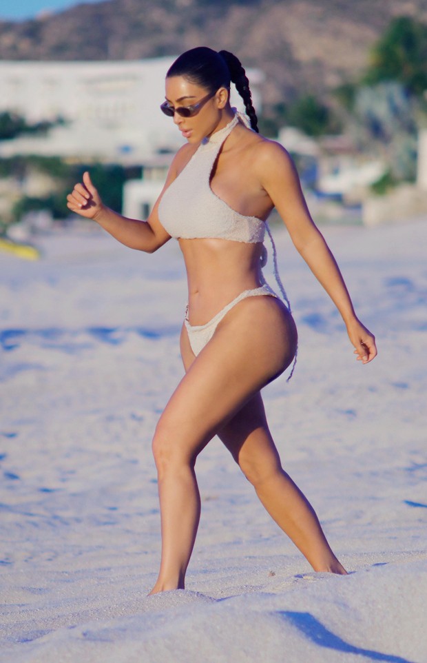 Kim Kardashian mostra curvas ao curtir praia no México - Quem | QUEM News