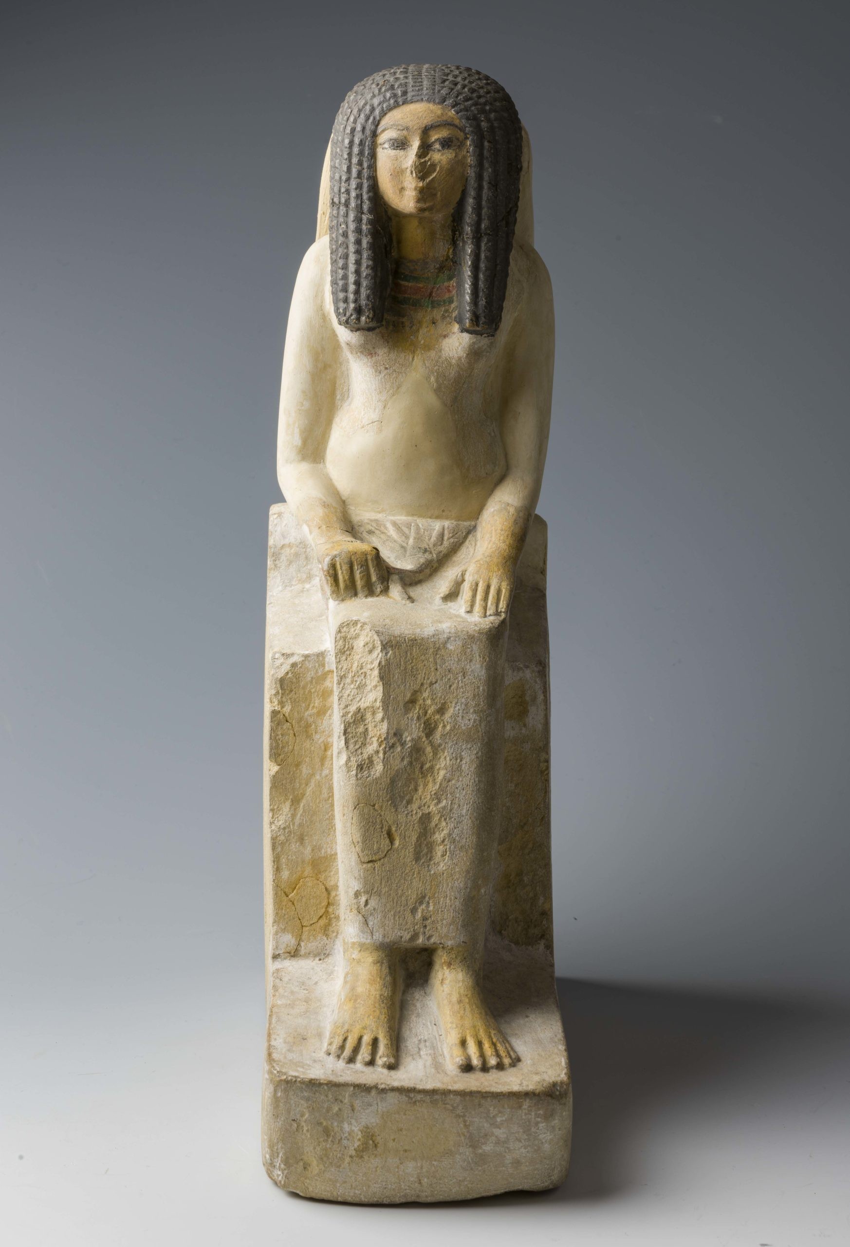 Estátua de mulher sentada Necrópole de Tebas  (Foto: Museo Egizio)