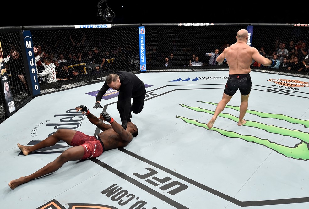 Ilir Latifi comemora a vitória, enquanto St-Preux cai no octógono (Foto: Getty Images)