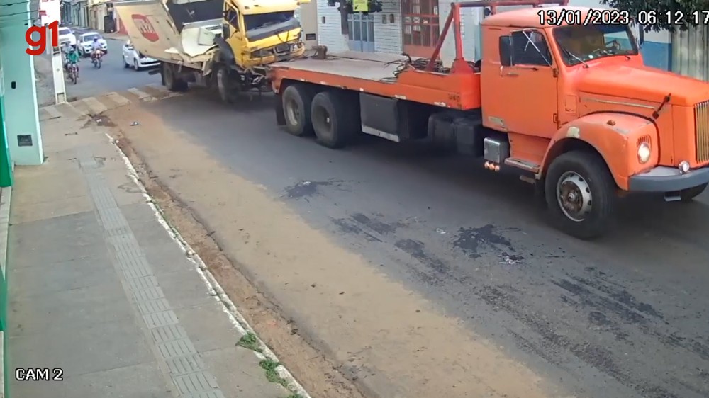 Caminhão 'desmonta' ao passar por lombada no interior da Bahia