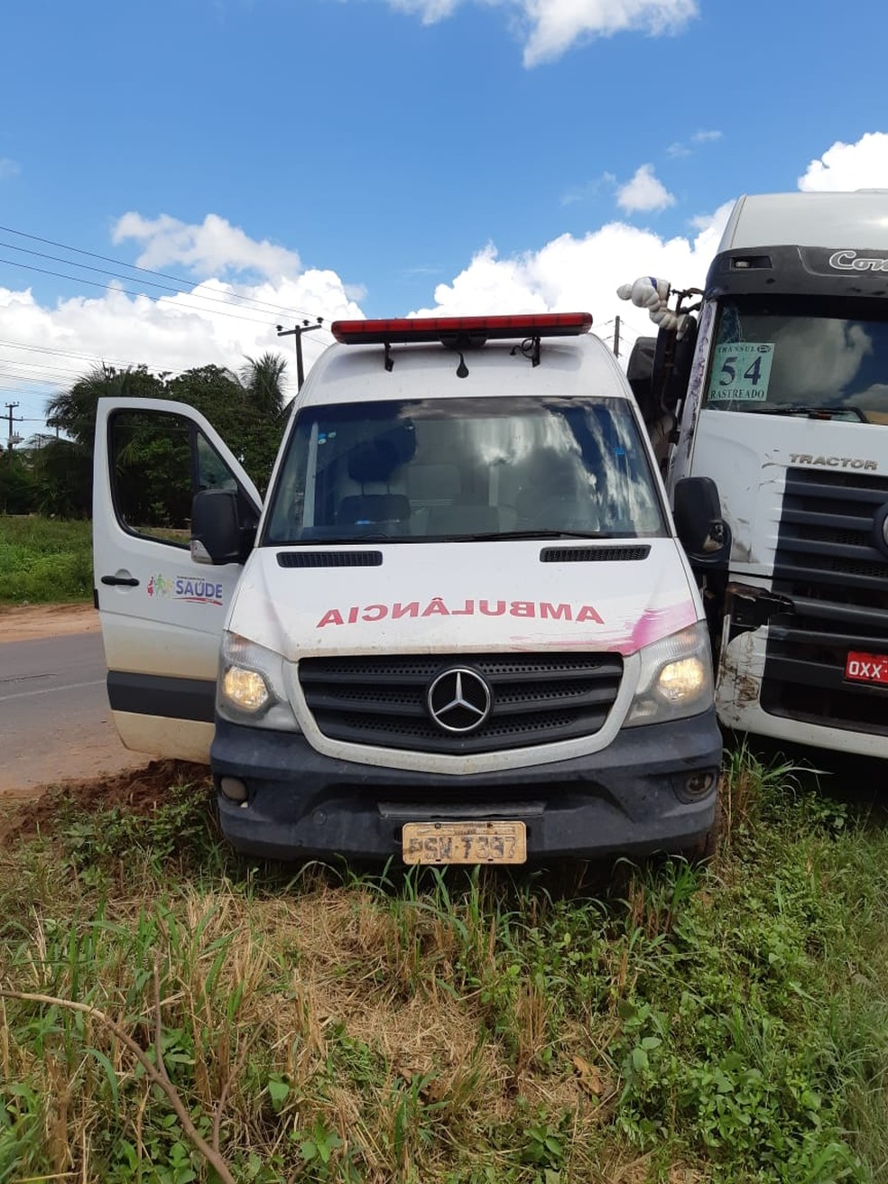 De acordo com a PRF, após a forte colisão dois ocupantes da ambulância ficaram feridos — Foto: Divulgação/Polícia Rodoviária Federal