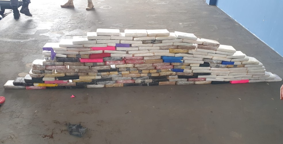 Polícia apreendeu 160 tabletes de drogas escondidos em carreta — Foto: PRF/Divulgação