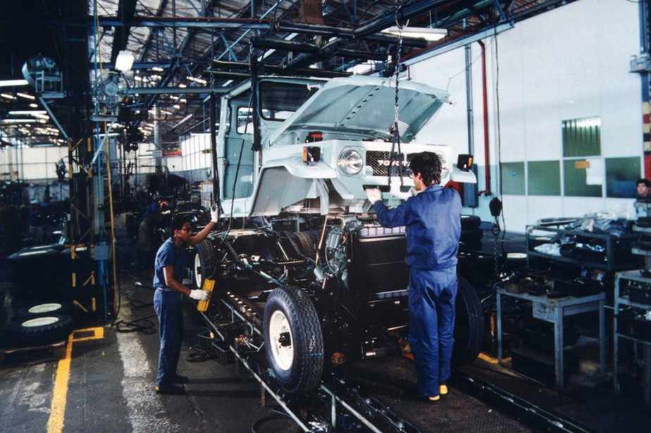 Linha de produção do Toyota Bandeirante em 1983