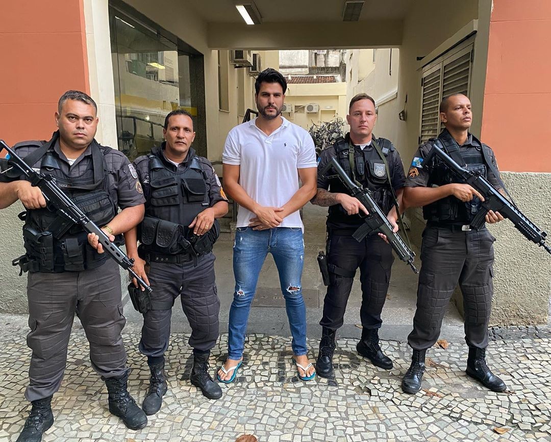 Marcelo Bimbi posa com policiais (Foto: Reprodução / Instagram)