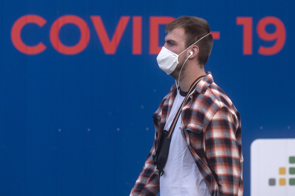 Homem com máscara passa por estação de teste de Covid-19  nesta quinta-feira (24), em Praga, na República Tcheca — Foto:  Michal Cizek / AFP