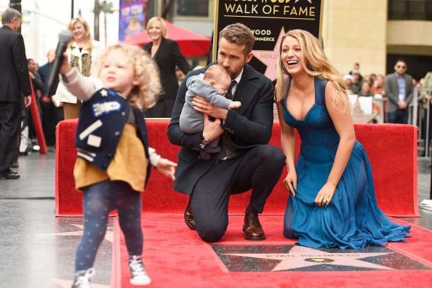 Blake e Ryan com as filhas (Foto: Getty Images)