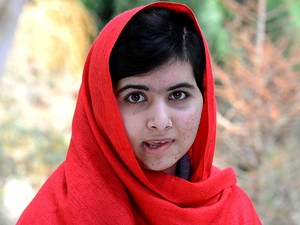Imagem reproduzida de vídeo mostra Malala Yousafzai discursando em uma mensagem para o primeiro auxílio do Fundo Malala na quinta-feira (4) (Foto: AFP PHOTO / MALALA FUND)