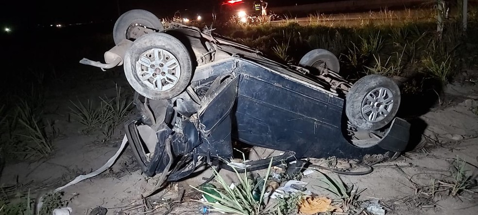 Carro saiu da pista e capotou após colisão traseira em São Miguel dos Campos, AL — Foto: Divulgação/BPRv/AL