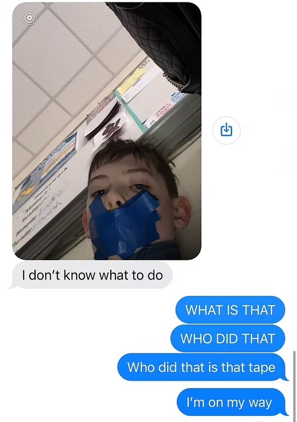 A mãe recebeu a foto do filho, que teve a boca tampada pela professora com fita adesiva — Foto: Reprodução/ Facebook
