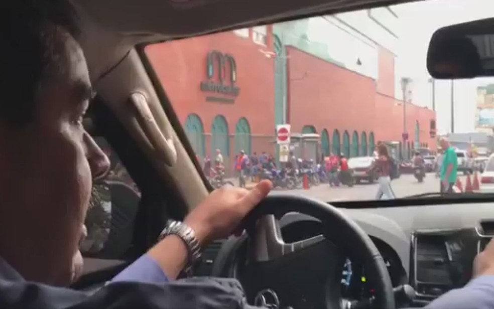 O presidente venezuelano Nicolás Maduro dirige pelas ruas de Caracas durante o dia de greve geral convocada pela oposição, na quinta (20) (Foto: Reprodução/Twitter/NicolasMaduro)
