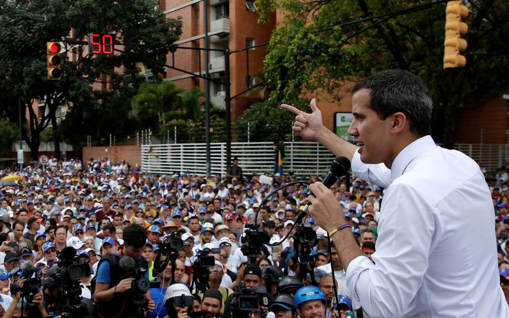 O autoproclamado presidente interino Juan Guaidó fala durante manifestação contra Nicolás Maduro, durante comemorações do 208º aniversário da Independência da Venezuela, em Caracas, na sexta-feira (5) — Foto: Reuters/Manaure Quintero