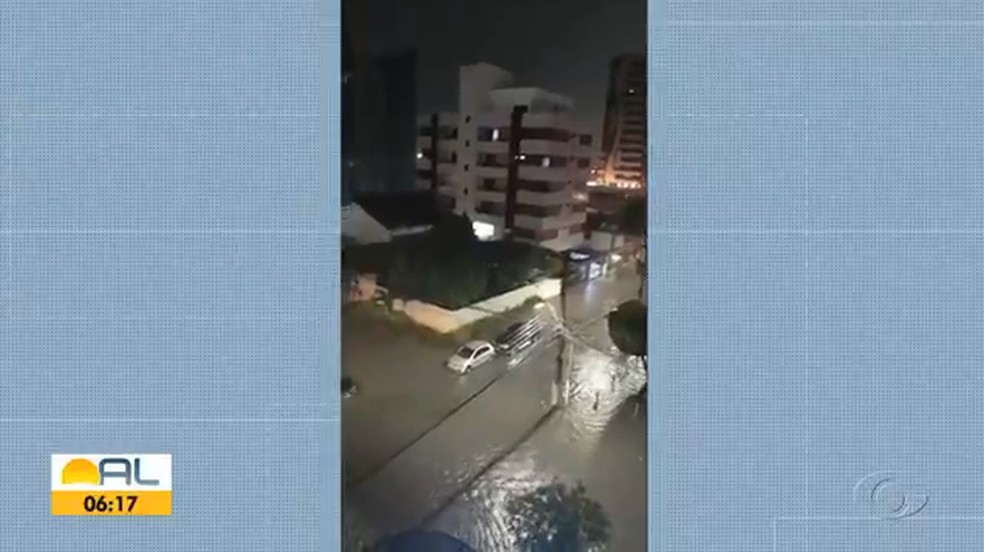 Ruas da Ponta Verde, em Maceió, ficaram alagadas — Foto: Reprodução TV Gazeta