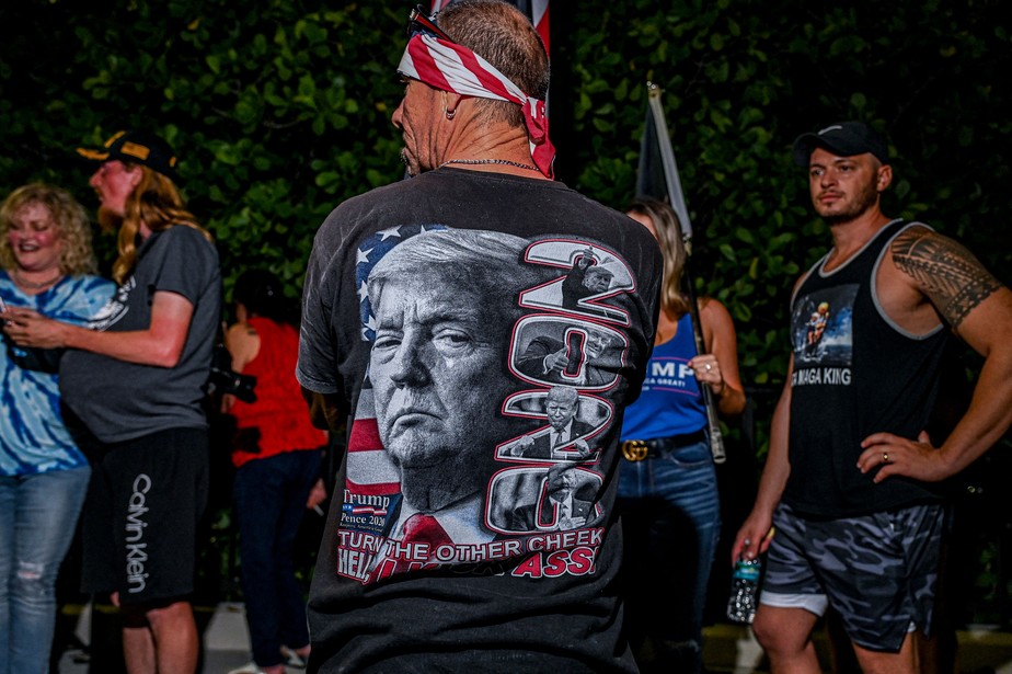 Apoiador de Donald Trump com camiseta da última eleição do lado de fora da residência de Mar-a-Lago, na Flórida