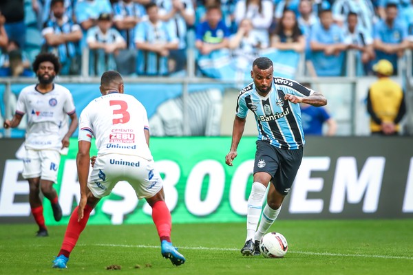 Léo Gomes aguarda contato do Grêmio e dá preferência por renovação