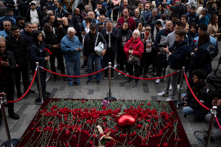 Pessoas fazem homenagem às vítimas de atentado em Istambul, no último domingo