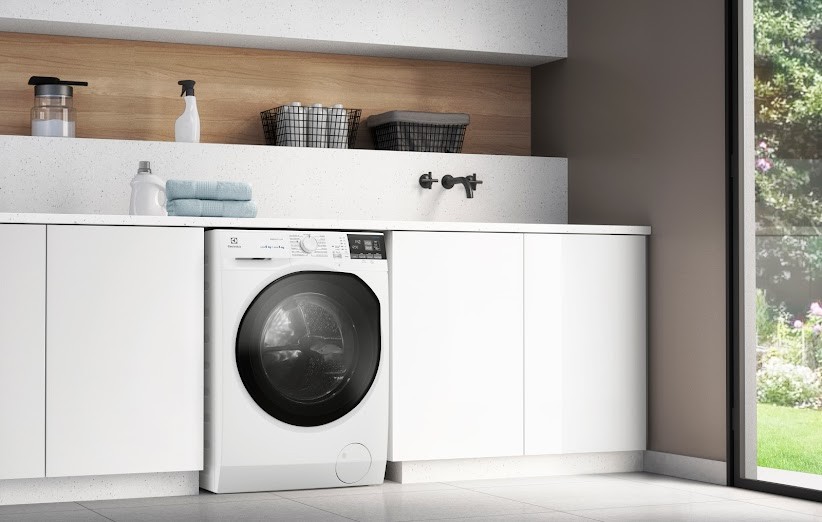 As máquinas de lavar modernas com abertura frontal, como as lava e seca, podem usar até 50% menos água no processo de lavagem. (Foto: Reprodução/Shoptime)