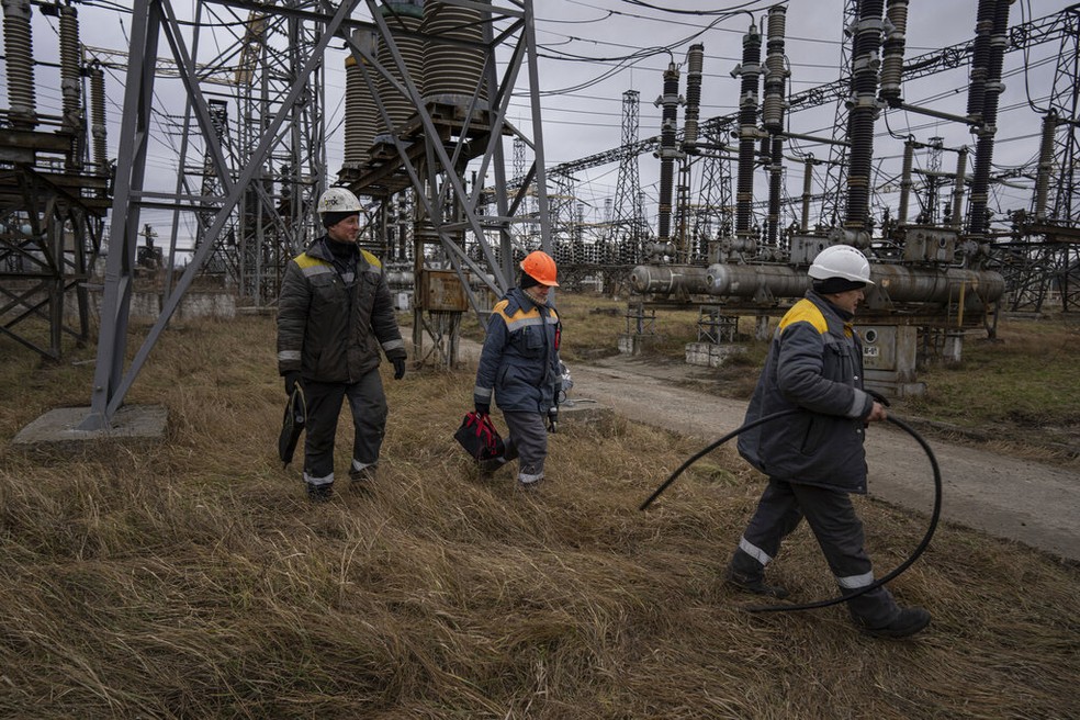 Trabalhadores da usina chegam para reparar os danos ap&oacute;s um ataque russo no centro da Ucr&acirc;nia, quinta-feira, 5 de janeiro de 2023 &mdash; Foto: AP Photo/Evgeniy Maloletka