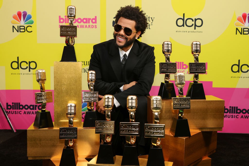 LOS ANGELES, CALIFORNIA - MAY 23: The Weeknd, winner of the Top Artist Award, Top Male Artist Award, Top Hot 100 Artist Award, Top Radio Songs Artist Award, Top R&B Artist Award, Top R&B Album Award, Top Billboard 200 Album Award, Top Hot 100 Song Present (Foto: Getty Images for dcp)