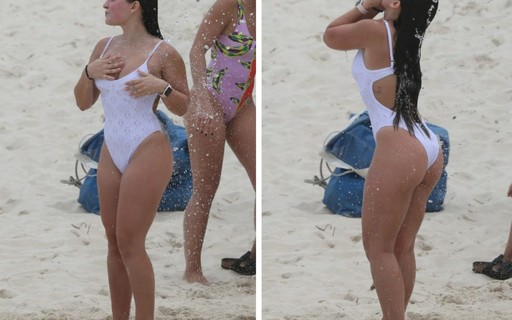 Larissa Manoela se refresca em ducha da praia após jogar futevôlei 