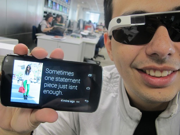 Masi mostra que aplicativo em smartphone permite mostrar o que aparece na telinha do Glass (Foto: Gustavo Petró/G1)