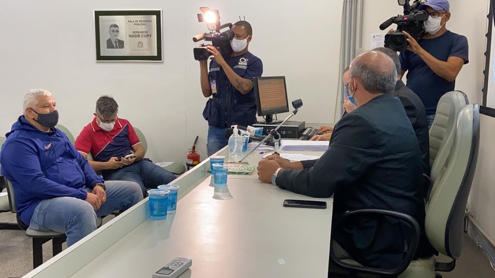 Sargento Alan Fabrício (de azul) durante depoimento à Comissão Processante da Câmara de Marília em outubro do ano passado — Foto: Flávio Coelho/TV TEM
