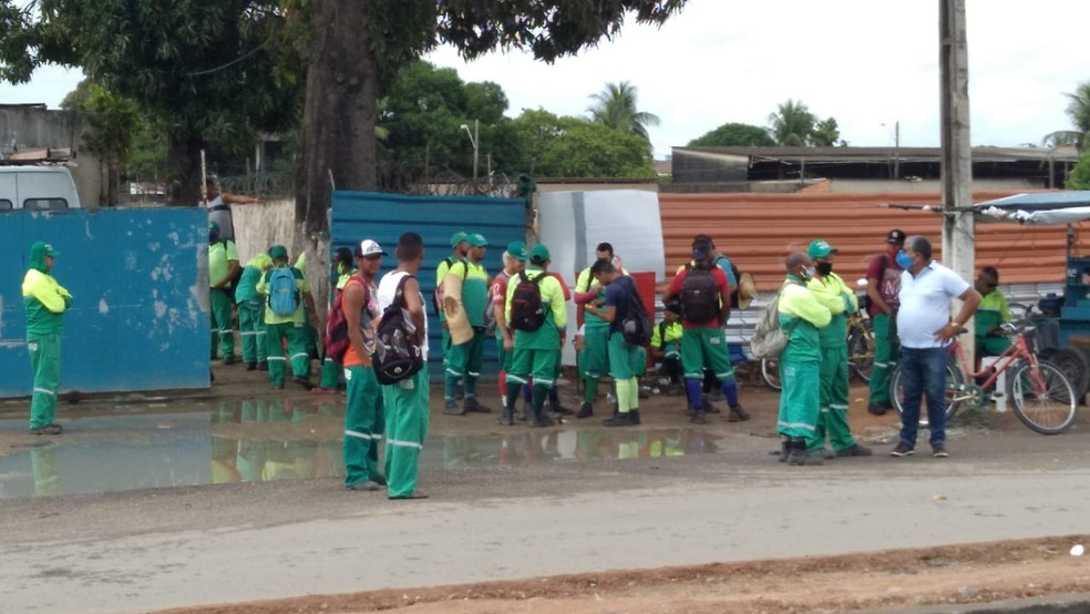 Funcionários da Viambiental realizam protesto na manhã desta quinta — Foto: Tiago Roberto/Arquivo pessoal
