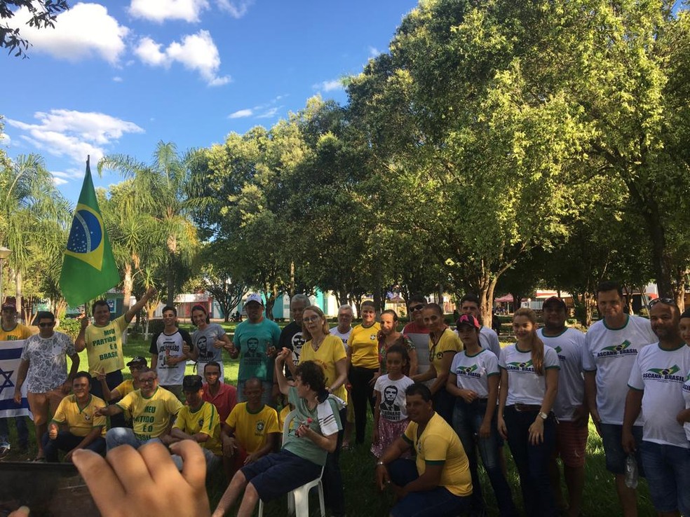 COLINAS DO TOCANTINS, 15h50: Moradores fazem ato em praça da cidade — Foto: Divulgação/Fernando Inácio 