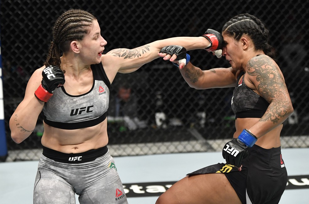Karol Rosa acerta um golpe de esquerda em Vanessa Melo no UFC 251 — Foto: Getty Images