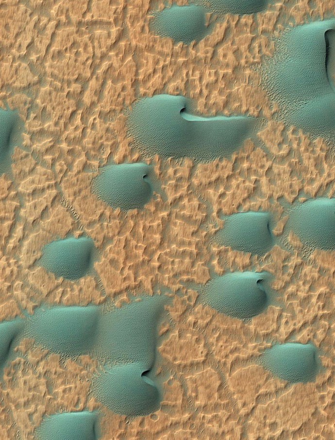 As dunas de Barchan foram clicadas com a ajuda de infravermelho, o que dá a elas essa cor esverdeada (Foto: Nasa)