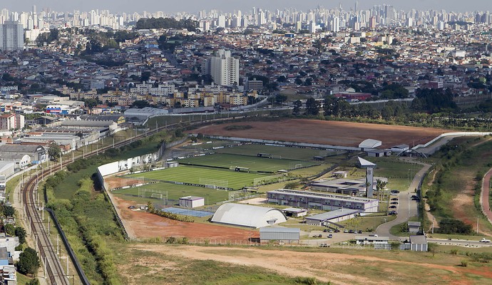 Vista aérea do CT Joaquim Grava e do local onde será o CT da base do Corinthians (ao fundo) (Foto: Daniel Augusto Jr / Agência Corinthians)