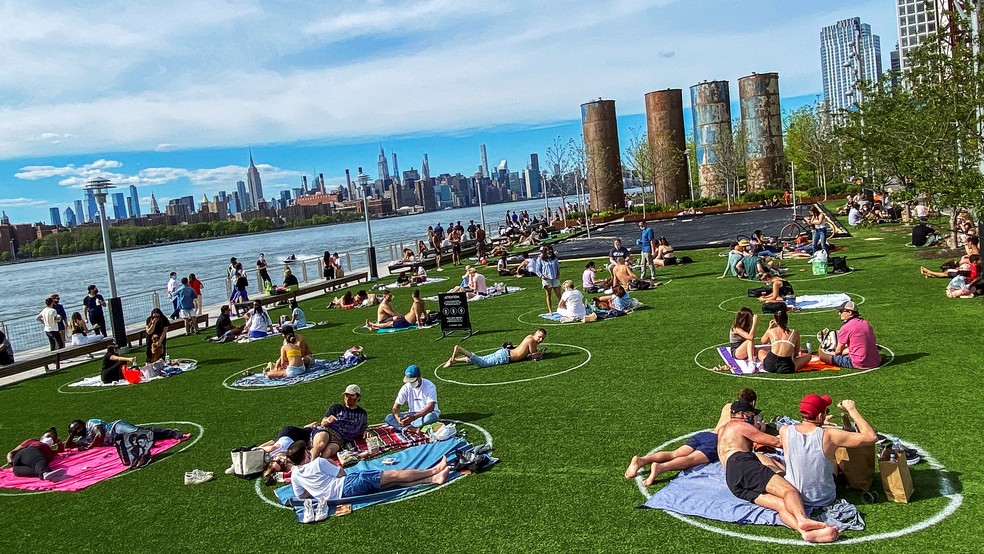 Pessoas tentam manter o distanciamento social enquanto aproveitam o sábado de sol no Domino Park, no Brooklyn, em Nova York (EUA), em 16 de maio de 2020 — Foto: Eduardo Munoz / Reuters
